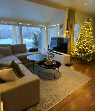 Hus I Naerheten Av Fjellheisen *