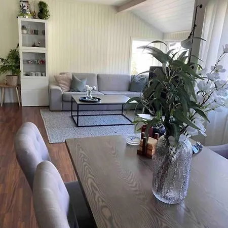 Hus I Naerheten Av Fjellheisen Apartment