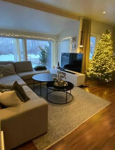 Hus I Naerheten Av Fjellheisen *