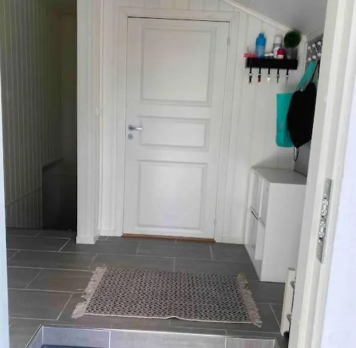 Hus I Naerheten Av Fjellheisen * Тромсё